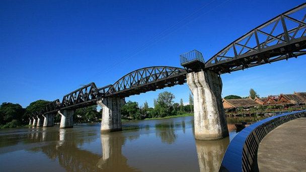 Мост-дорога через реку Kwai в Канчанабури