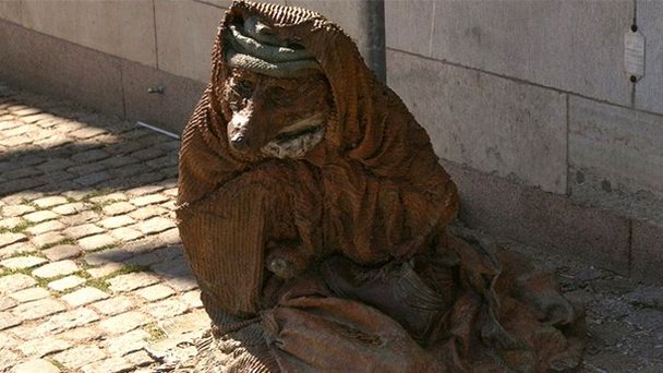 Скульптура Лиса-нищенка в Стокгольме