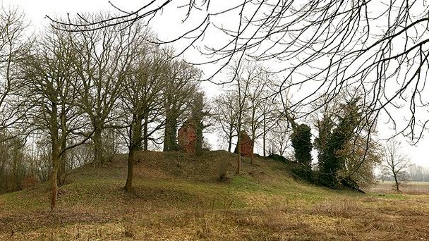 Руины замка Геброкен в Лимбурге