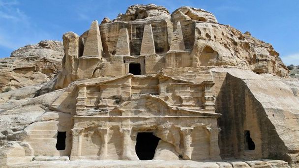 Обелиск гробницы в Петре