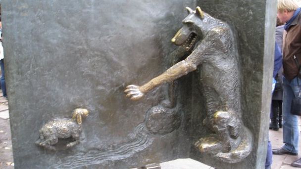 Скульптурная композиция к басне И.А.Крылова Волк и ягненок в Москве