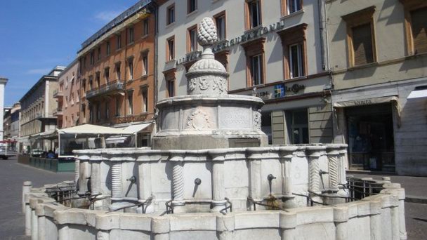 Фонтан «Шишка» в Римини Фонтан «Шишка» в Римини