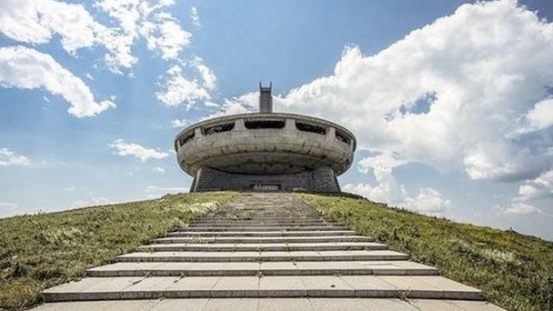 Забытый Мемориал в болгарском заповеднике Бузлуджа в Бургасе