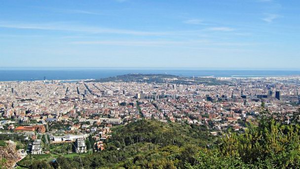 Смотровая площадка «Вид с горы Тибидабо» в Барселоне Смотровая площадка «Вид с горы Тибидабо» в Барселоне