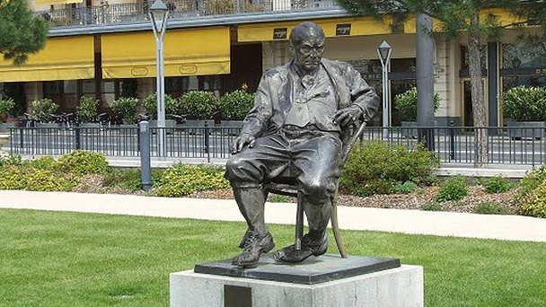 Памятник Набокову на Женевском Озере