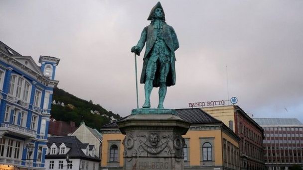 Памятник Хольбергу в Регионе Фьордов