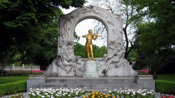 Памятник Штраусу в Вене