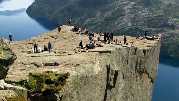 Скала Прекестулен в Регионе Фьордов Скала Прекестулен в Регионе Фьордов