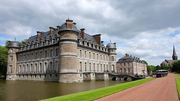 Замок Белёй в Эно