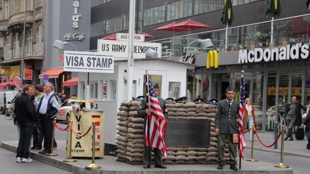 Чекпойнт Чарли в Берлине