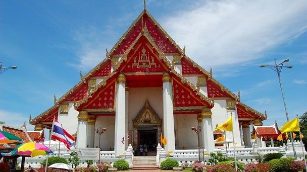 Буддийский храм Wiharn Phra Mongkhonbophit в Айютайи