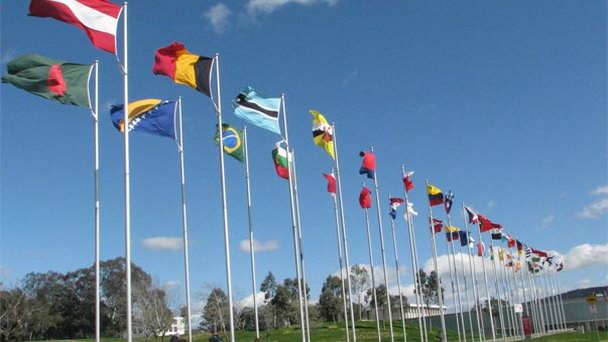Аллея флагов в Канберре