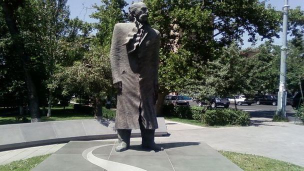 Памятник Уильяму Сарояну в Ереване