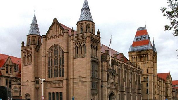 Здание Whitworth Hall в Англии