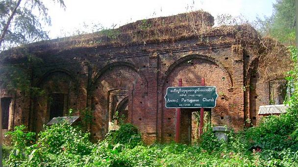 Руины португальской церкви в Янгоне