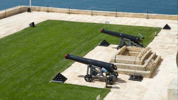 Праздничная батарея в Валетте