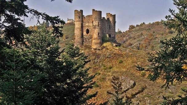 Замок Alleuze в Оверни