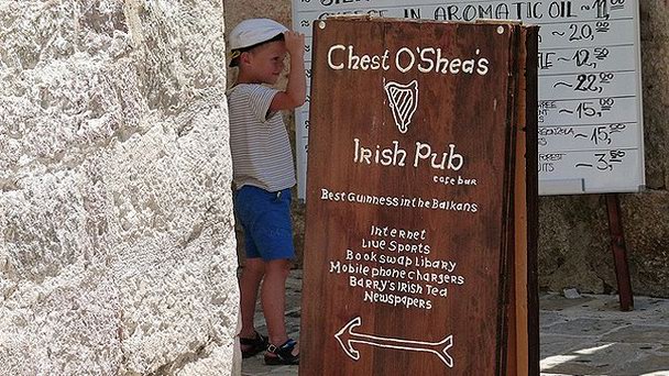 Паб Chest OSheas Irish Pub на Будванска Ривъере Паб Chest OSheas Irish Pub на Будванска Ривъере