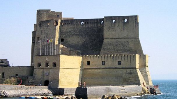 Крепость Кастелль де Ово в Неаполе