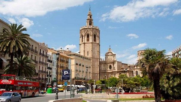 Площадь Королевы в Валенсии