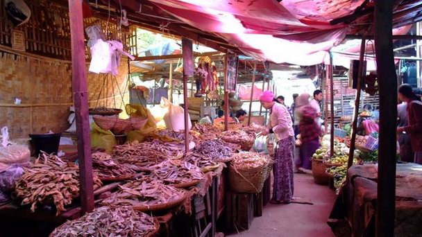 Рынок Няун У в Багане