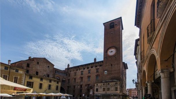 Дворец Разума (Palazzo della Ragione) в Ломбардии