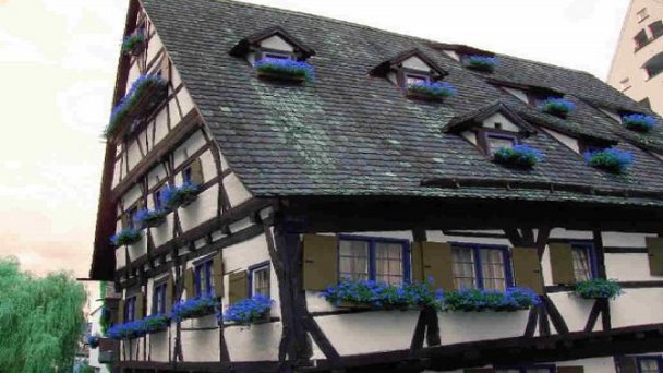 Падающий дом в Баден-Вюртемберге Падающий дом в Баден-Вюртемберге