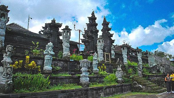 Храм Пенатаран Агунг на Бали