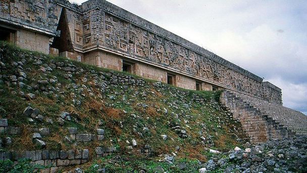 Дворец Летучей мыши в Тикале в Антигуа-Гуатемале