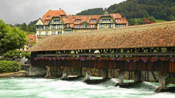 Шлюз на реке Ааре в Туне в Бернских Альпах