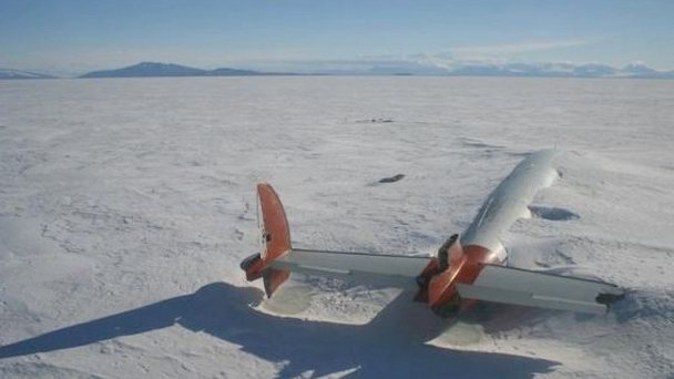 Обломки самолета «Пегас» в заливе Мак-Мердо в Антарктиде
