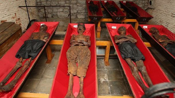 Мумии в катакомбах в Пльзене