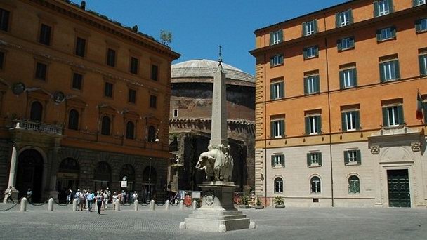 Египетский обелиск на пьяцца Минерва в Риме Египетский обелиск на пьяцца Минерва в Риме