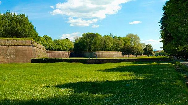 Крепостная стена в городе Лукка в Тоскане