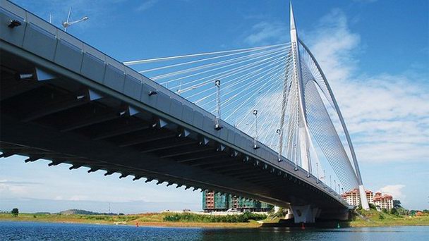 Мост Путра в Куала-Лумпуре