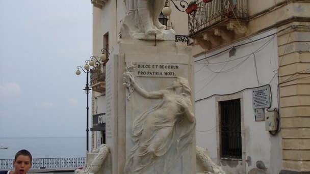 Памятник Павшим в мировых войнах в Сицилии Памятник Павшим в мировых войнах в Сицилии