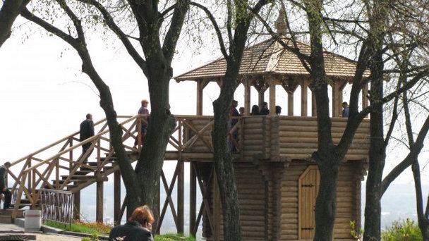 Деревянная Подольская башня на Ивановой горе в Полтаве