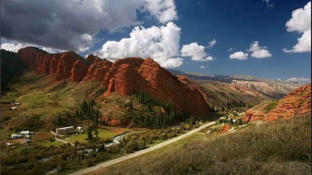 Скалы Джеты-Огуз в Караколе
