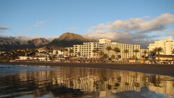 Пляж Плайя-де-лас-Америкас на Канарских островах