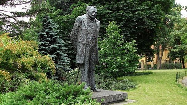 Памятник Болеславу Прусу в Варшаве