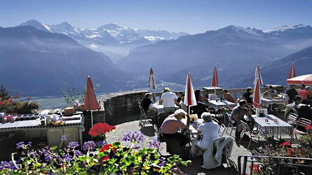 Курортный город Интерлакен в Бернских Альпах