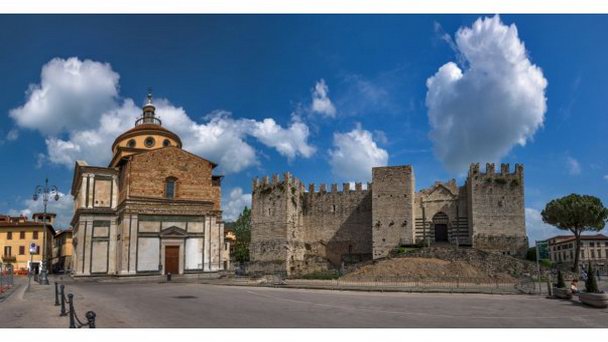 Площадь Санта Мария делла Карчери (piazza Santa Maria delle Carceri) в Тоскане Площадь Санта Мария делла Карчери (piazza Santa Maria delle Carceri) в Тоскане