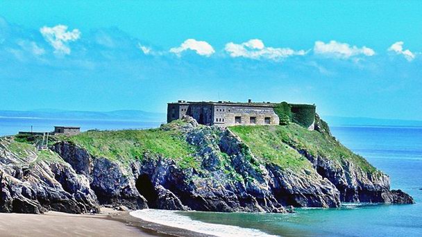 Замок Тенби в Уэльсе