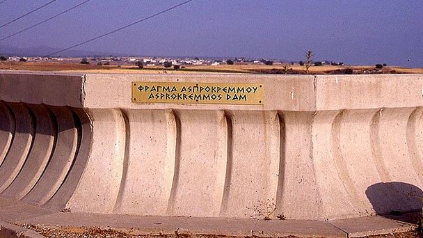 Дамба Аспрокреммос в Пафосе