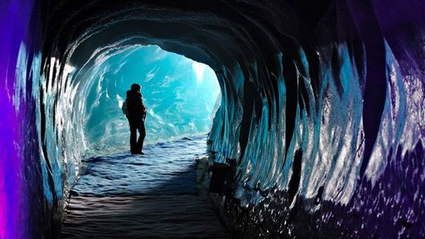 Ледяной грот на леднике Мер-де-Глас в Савойе