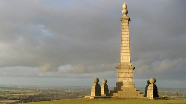 Монумент Coombe Hill в Англии Монумент Coombe Hill в Англии