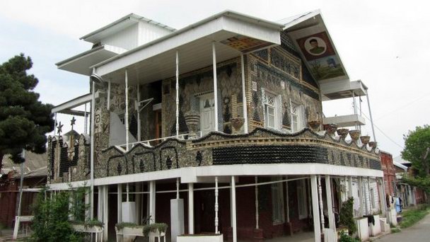 Дом из бутылок в Гяндже