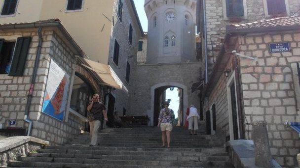 Часовая башня Сахат-Кула на Ульциньской ривьере