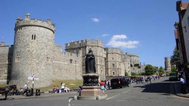 Памятник королеве Виктории в Виндзоре в Англии