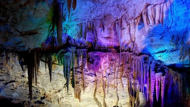 Карстовая пещера Shihua в Пекине Карстовая пещера Shihua в Пекине